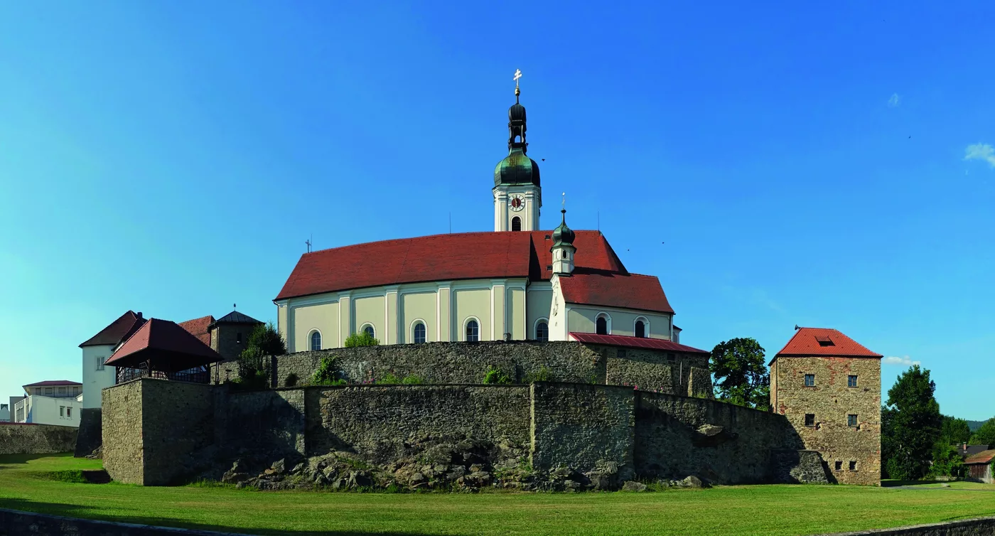 Stadtpfarrkirche von Bad Kötzting auf einer Mauerterrasse