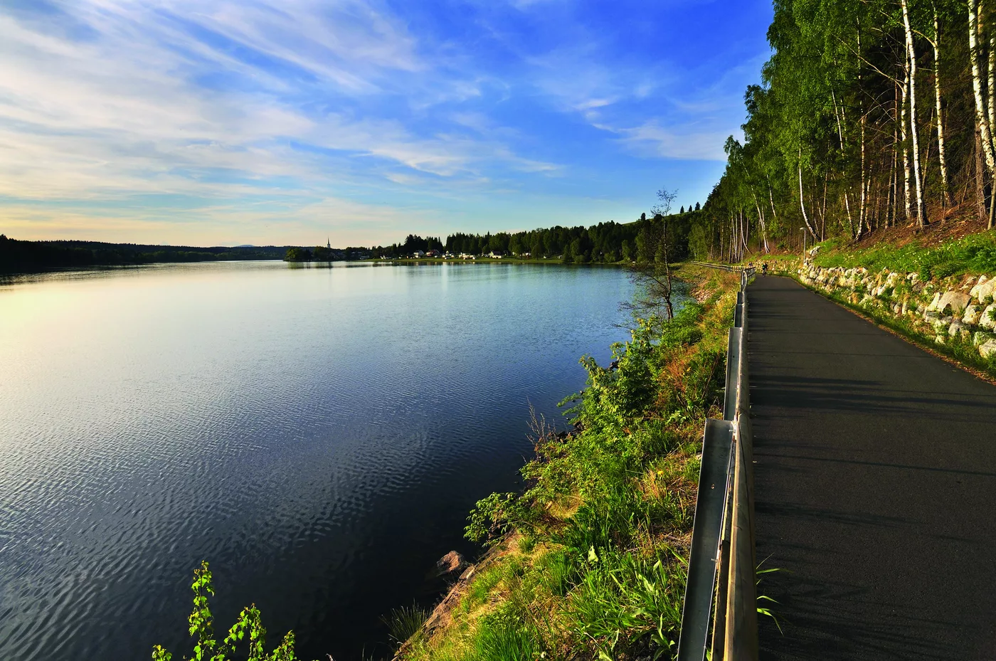Straße am Ufer des Lipno-Stausees mit Blick über das Wasser
